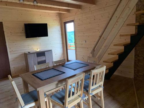 Przyborów的住宿－Domek u Kamińskich，小屋内带桌椅的用餐室