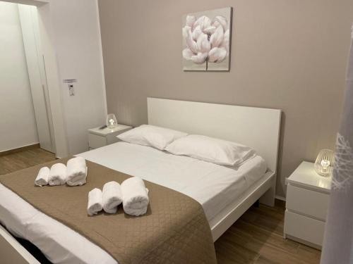 1 dormitorio con 1 cama con toallas en Appartamenti Al Fardella 365 en Trapani