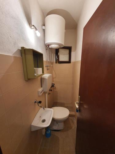 małą łazienkę z toaletą i umywalką w obiekcie Petko w mieście Herceg Novi