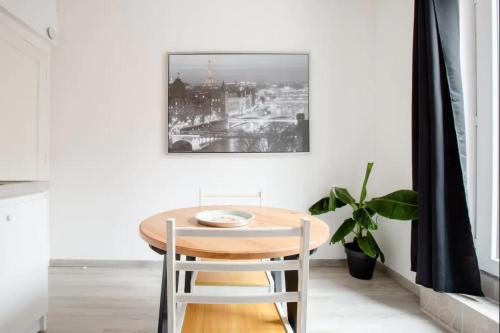 une salle à manger avec une table et des chaises en bois dans l'établissement Apt B Boston, 25m2, Centre, Balcon, à Valenciennes