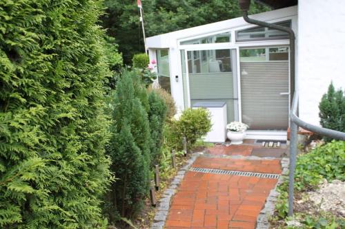 a garden path leading to a house with a bench at Waldoase im Herzen des Teutoburger Waldes - Handwerker auf Anfrage in Bad Iburg