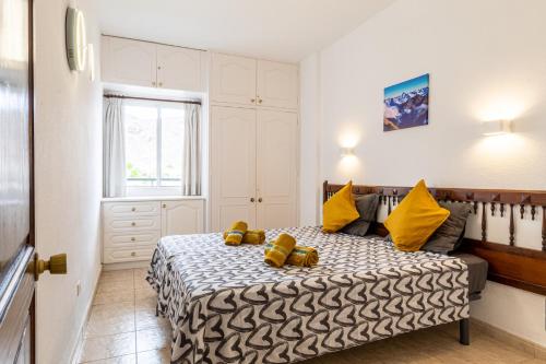 เตียงในห้องที่ Costa Mar Ocean View Apartment by Dream Homes Tenerife