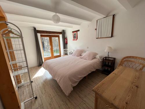 Schlafzimmer mit einem Bett und einem Fenster in der Unterkunft La Era in Aínsa