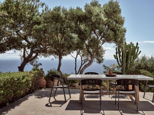 凱勒西的住宿－Iconic Ionian Mudita Villa, By ThinkVilla，一张桌子和椅子,享有海景