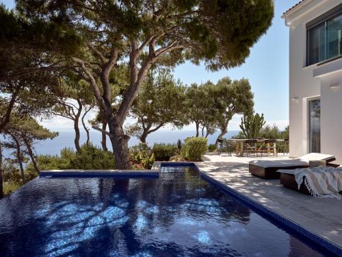 凱勒西的住宿－Iconic Ionian Mudita Villa, By ThinkVilla，一座享有海景的游泳池
