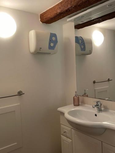 Kúpeľňa v ubytovaní Appt spacieux, charme de la pierre Catalane