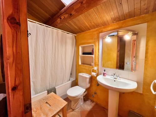 uma casa de banho com um WC branco e um lavatório. em Nº7 em Aínsa