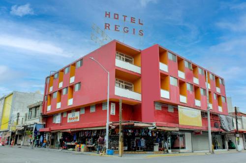 un hotel rojo con las palabras "hotel carretes en él" en Hotel Regis en Monterrey