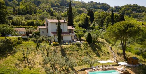 una vista aérea de una casa en una colina con piscina en Casa Vista della Roccia en Volterra