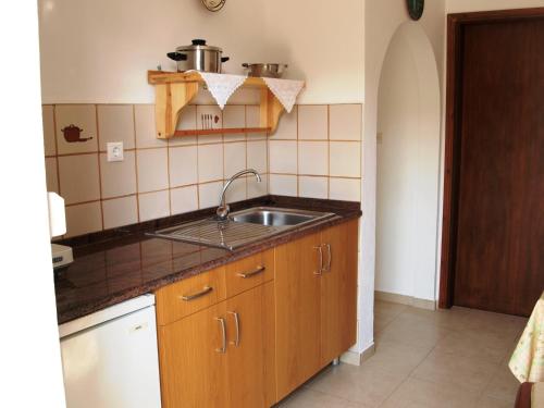- une cuisine avec un évier et un comptoir dans l'établissement Mary Christina, à Faliraki