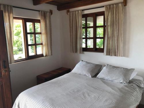 Llit o llits en una habitació de Rustic Charm and Breathtaking Views