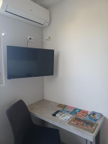 Televisyen dan/atau pusat hiburan di Stone Guest House