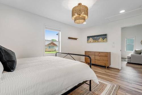 ein weißes Schlafzimmer mit einem Bett und einer Couch in der Unterkunft Brookshire Townhome in Boone