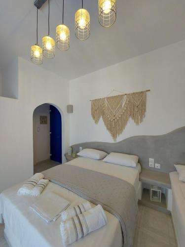 Postel nebo postele na pokoji v ubytování Anemelia Hotel Adamas