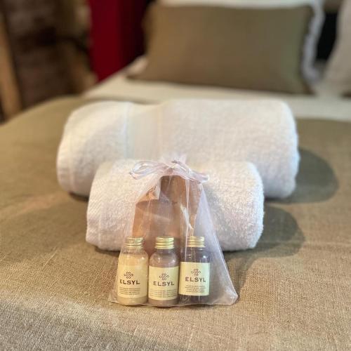 - un groupe de trois bouteilles d'huiles essentielles sur un lit dans l'établissement Le Maine N 5 - FLÉAC ANGOULEME - Suite Harry Potter, à Fléac