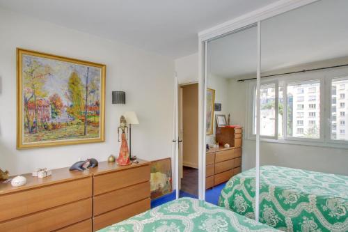 une chambre avec un lit et une paroi vitrée dans l'établissement Elegant appartement près de la Tour Eiffel by Weekome, à Paris