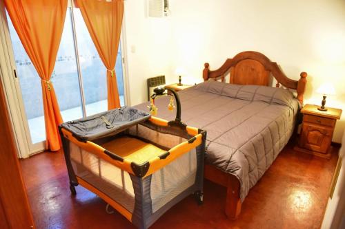 um quarto com uma cama e uma grande janela em Departamento Centro con cochera gratis em Paraná