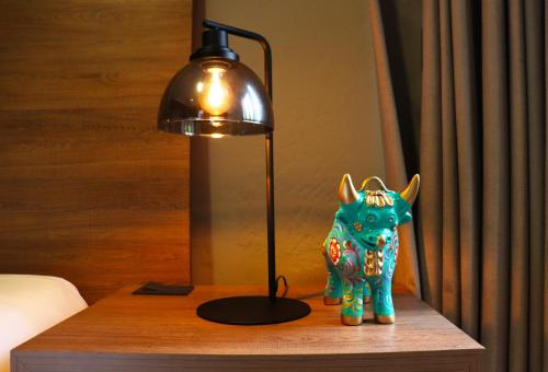 une lampe assise sur une table à côté d'une figurine dans l'établissement The Lot Boutique, à Lima