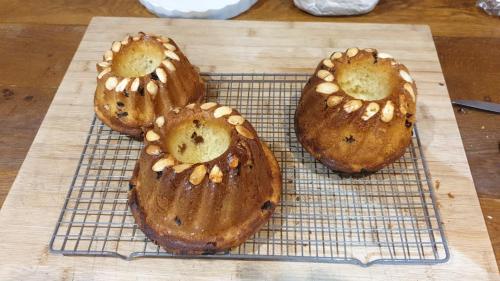 drei Kuchen auf einem Kühlregal auf einem Tisch in der Unterkunft Le Nichoir in Lion-en-Sullias