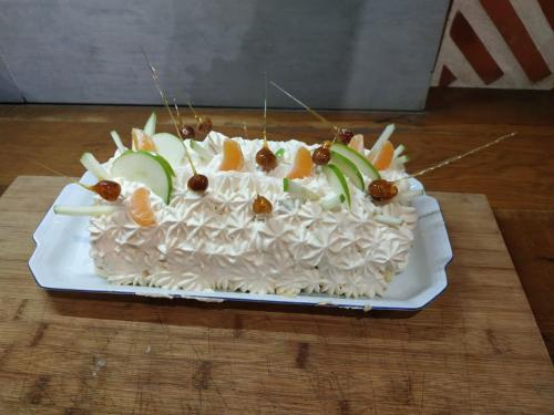 - un gâteau avec des fruits sur une table dans l'établissement Le Nichoir, à Lion-en-Sullias