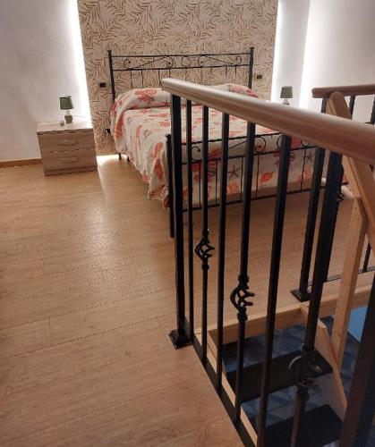um quarto com uma cama e piso em madeira em Mivigio em Bari