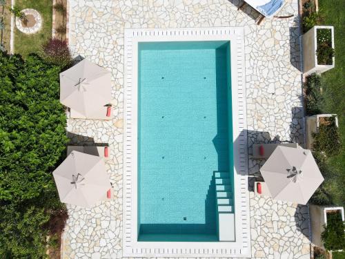 Θέα της πισίνας από το Villa Rose Corfu ή από εκεί κοντά