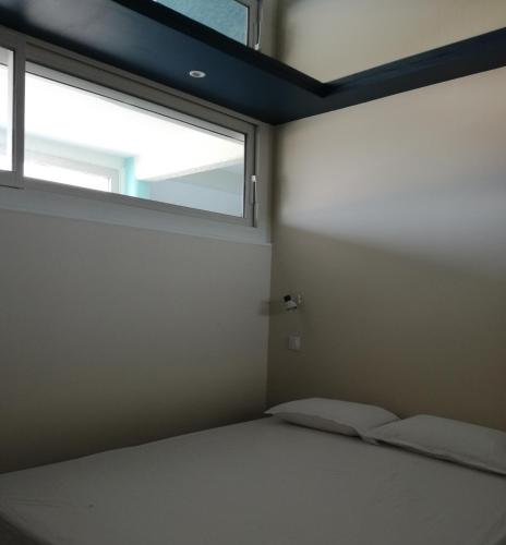 une chambre avec un lit et une fenêtre dans l'établissement Cap Agde Naturiste YETANATU, au Cap d'Agde