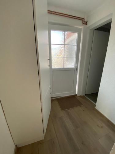 an empty room with a door and a window at Apartmani Lazarevic Jagodina in Jagodina