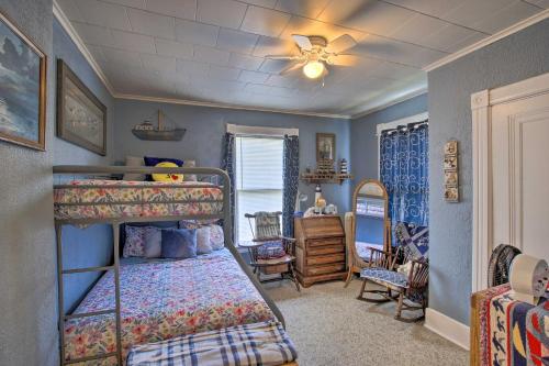 Postel nebo postele na pokoji v ubytování Eclectic Manitowoc Vacation Rental Near Marina!
