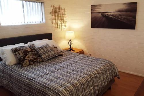 1 dormitorio con 1 cama con lámpara y ventana en Tempe ASU Hot location 2 Bed Cozy Convenient, en Tempe