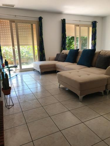 - un salon avec des canapés et du carrelage dans l'établissement La villa d elisa, à Leucate