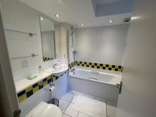 A bathroom at City Haven King En-suite & Double Room With Parking