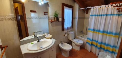 ein Bad mit einem Waschbecken, einem WC und einer Dusche in der Unterkunft Turismo Rural Castell in Neril