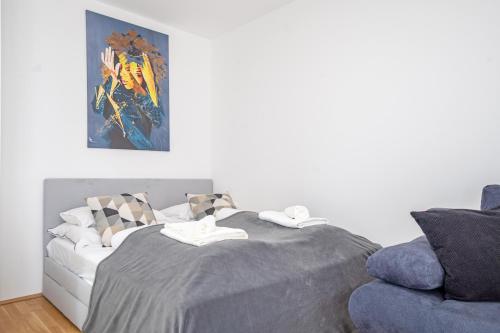 - une chambre avec un lit et un canapé dans l'établissement Meraki Apartment, à Vienne