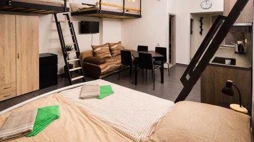 Postel nebo postele na pokoji v ubytování Flying Bed Apartment close to Prague Castle and Airport