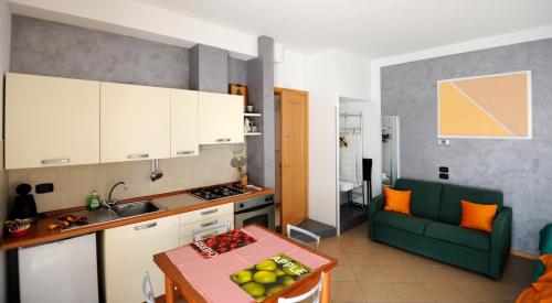 a kitchen with a couch and a table in a room at APPARTAMENTS SUPERIOR ,o SUITE GARDARCO in Arco