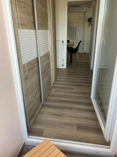 a hallway with a glass door leading into a room at Apartmani Lazarevic Jagodina in Jagodina