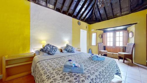 A bed or beds in a room at Casa Rural Finca Paraíso Valle de Guerra