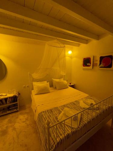 a bedroom with a bed in a room at villa Elpiniki Tilos in Megálon Choríon
