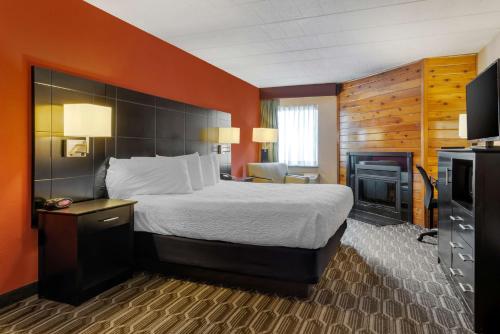 Tempat tidur dalam kamar di BEST WESTERN PLUS Poconos