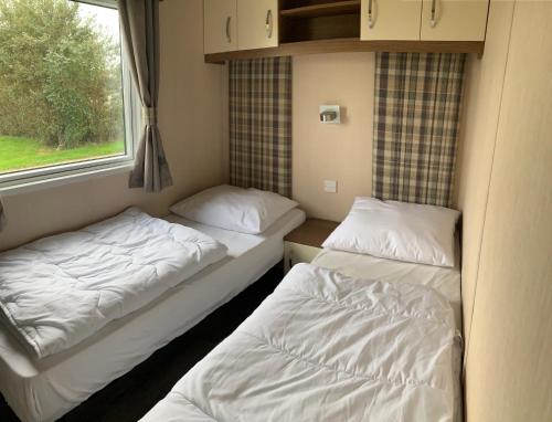 Ein Bett oder Betten in einem Zimmer der Unterkunft Ferienhaus Nr916 Persdirekt am Wattenmeer mit Meerblick, hundefreundlich eingezäunt