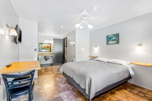 Ένα ή περισσότερα κρεβάτια σε δωμάτιο στο Quilcene Room 1 at Mount Walker Inn