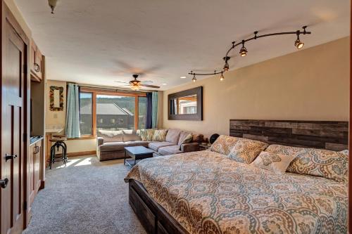 Un dormitorio con una cama y una sala de estar. en Peak 9 Studio of Dreams, en Breckenridge