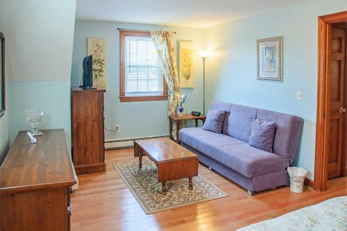 Χώρος καθιστικού στο Steps to Beach and Main St Dog-Friendly Retreat!