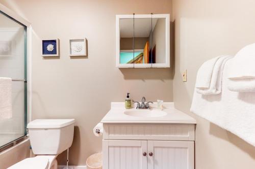 Un baño blanco con lavabo e inodoro. en The Mountain Escape, en Lincoln