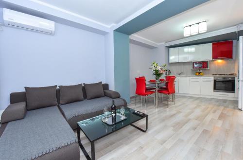 ein Wohnzimmer mit einem Sofa und einem Tisch in der Unterkunft Residenza di Carbasinni in Bukarest