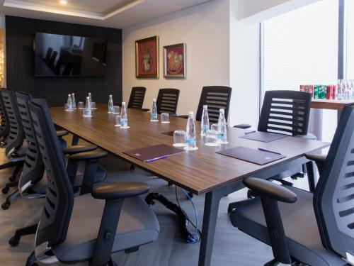 a conference room with a large wooden table and chairs at HS HOTSSON Long Stay CDMX Condesa Sur in Mexico City