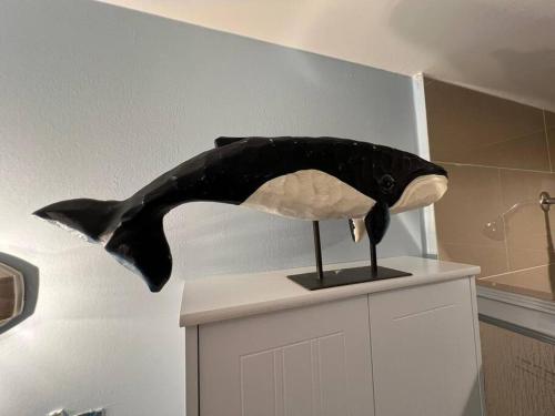 een standbeeld van een walvis op een kast bij Luxury Zin Star - Studio in Fort Lauderdale