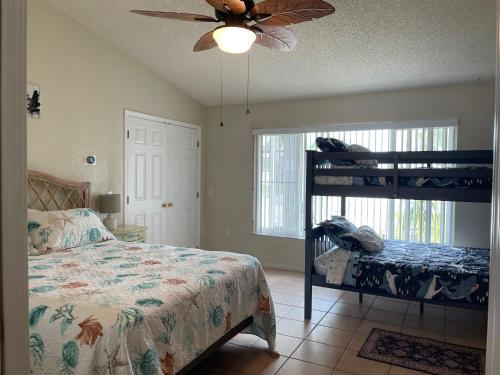 Łóżko lub łóżka piętrowe w pokoju w obiekcie Private Heated Pool and Healing Mineral Waters Nearby