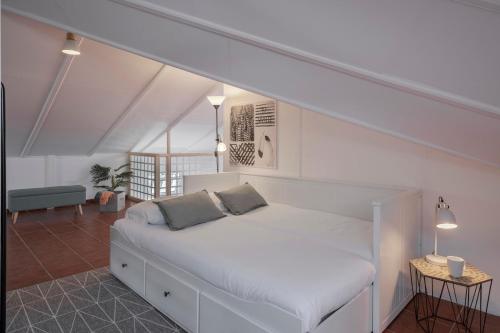 een wit bed met 2 kussens in een kamer bij Vila Boa Vista by An Island Apart in Funchal
